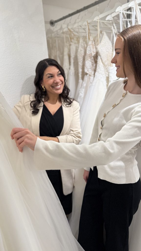 zwei Frauen die sich Brautkleider anschauen