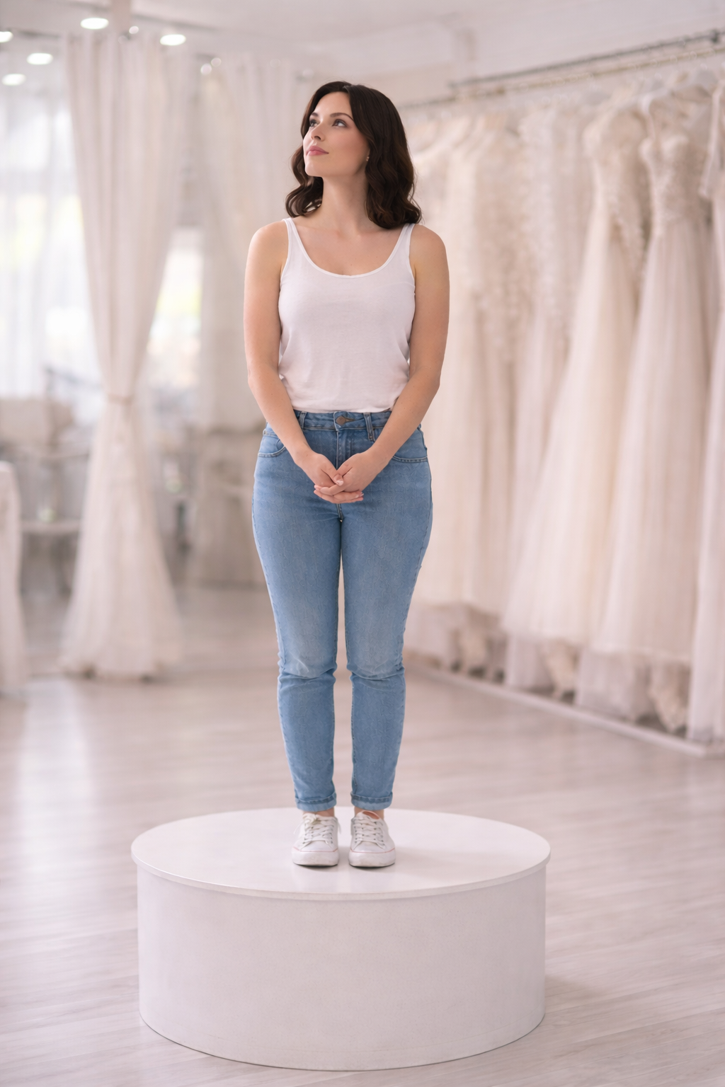 Braut hoffnungsvoll brautkleidsuche Eine braut auf einem Podest, hoffnungsvoll weil sie gleich ihr Traumbrautkleid finden wird