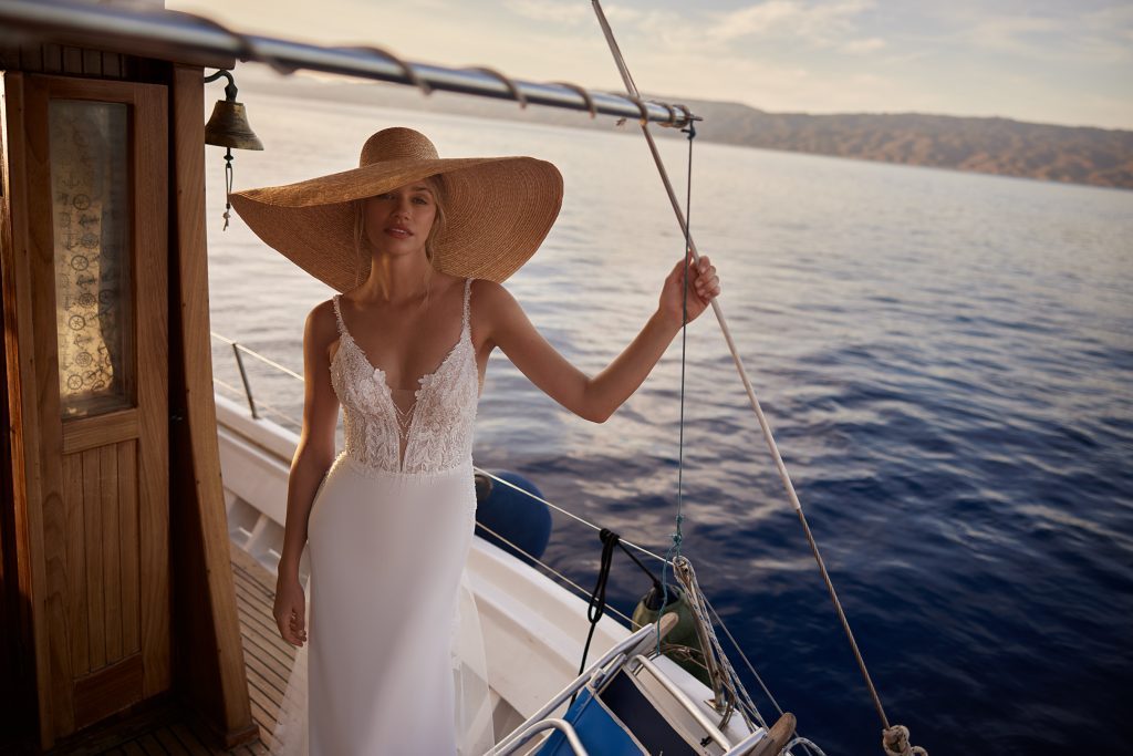 Braut im Brautkleid auf einem Boot