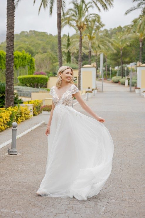 Braut im Umstandsbrautkleid