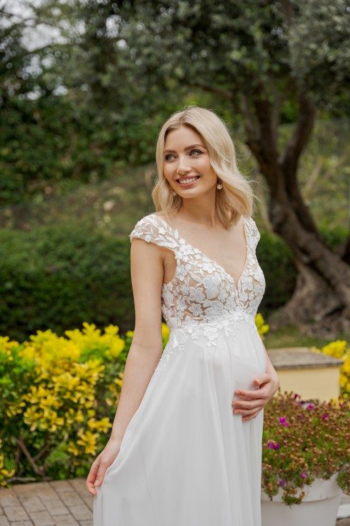 Schwangere Braut im Umstandsbrautkleid