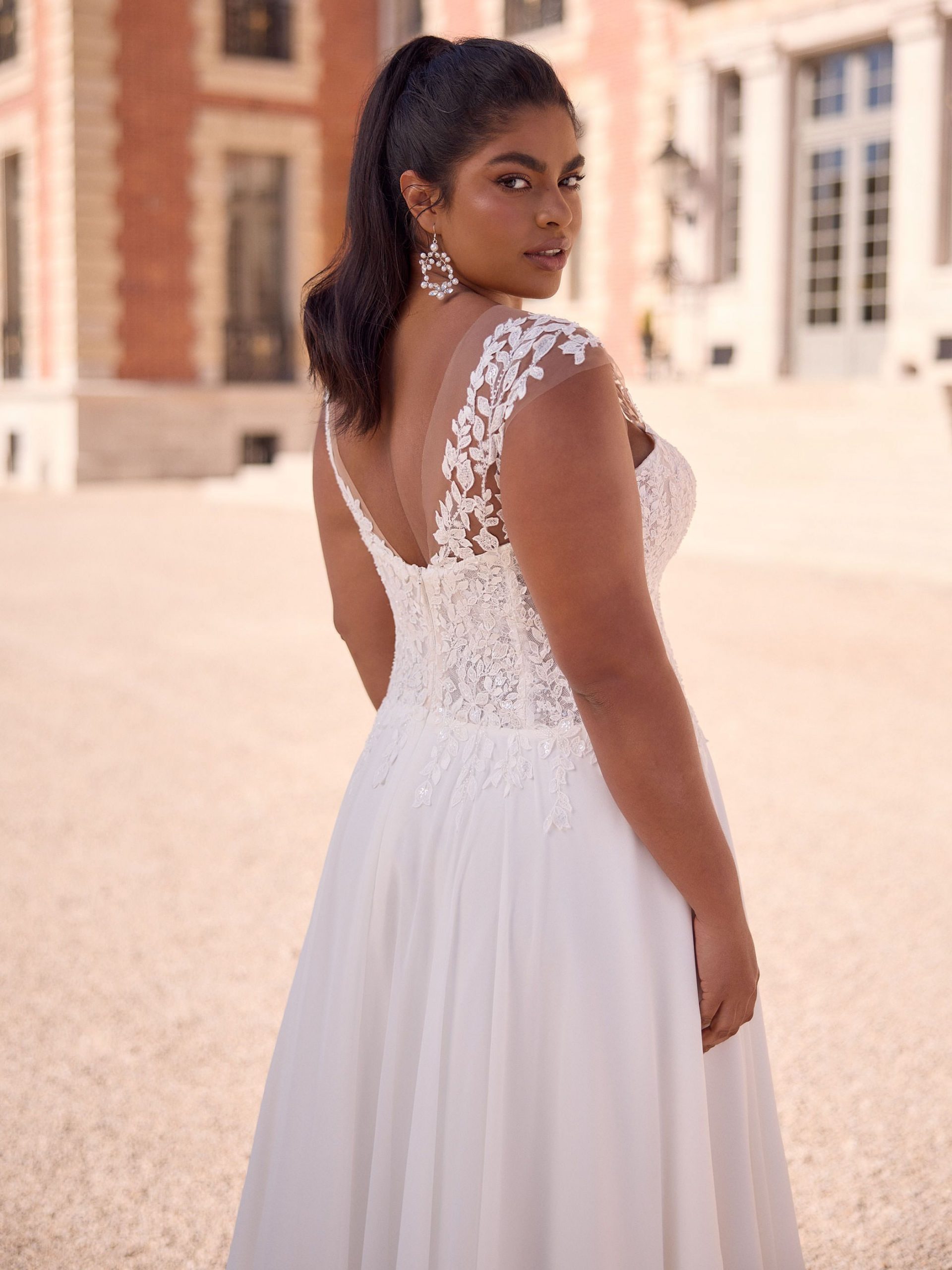 Curvy Brautkleid aus Chiffon